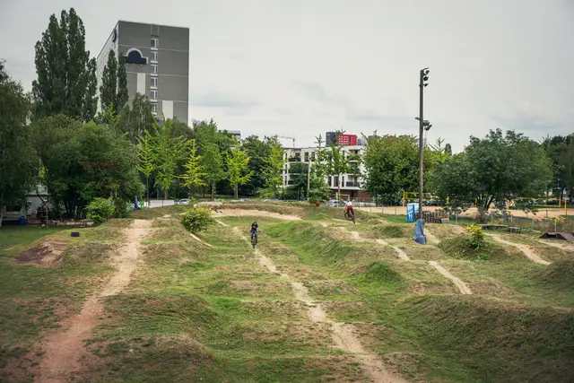 Ein Mountainbiker fährt auf einem Pumptrack in einer Stadt im Erzgebirge.